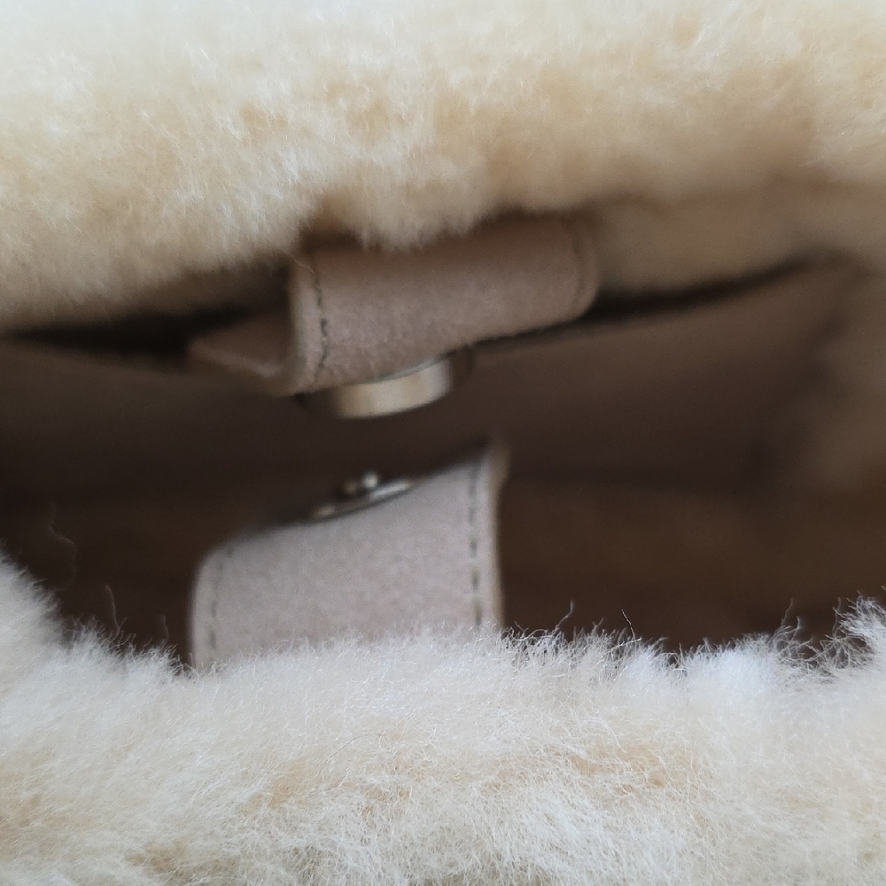 πNWTπUGG Cream Shearling Shoulder Bag W/ DUSTER - Picture 6 of 13